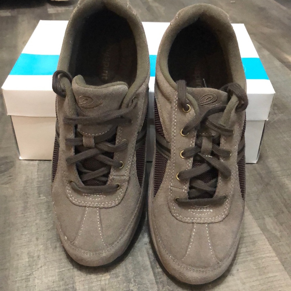 Easy Spirit brown suede walking shoes. Size 9 1/2M